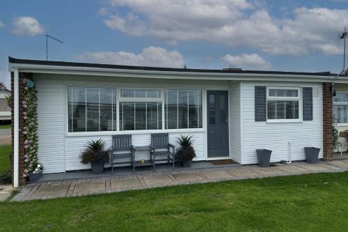 Dog friendly chalet in Hemsby by Winterton Cottages
