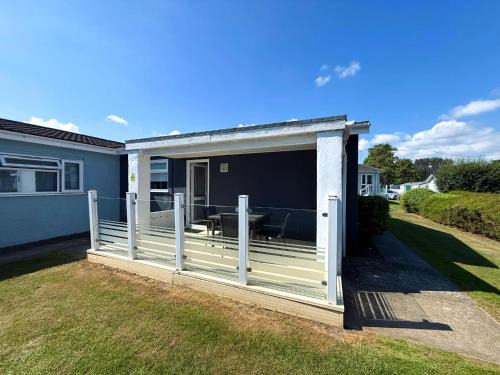 Dog Friendly Chalet With Outdoor Seating At Broadland Park And Marina Ref 12050B