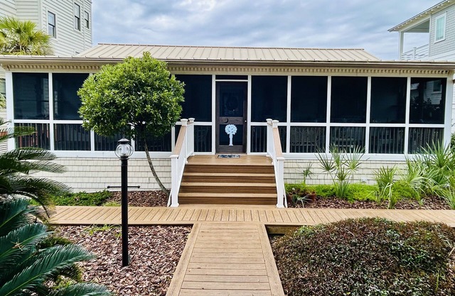 Dog-friendly Cottage! 3/30 night stays year-round! 7 Night/Monthly Discounts!