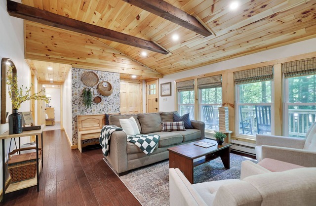 Dog-Friendly Cozy Cabin. Golf Cart for rent. Fireplace, Kayaks & Game Room.