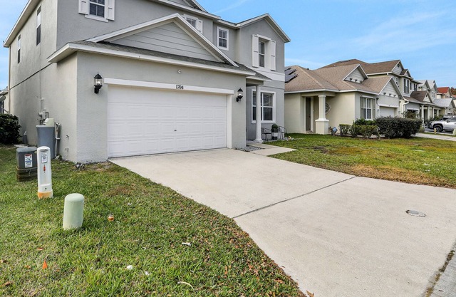 Dog-friendly delight with private pool, spa, screened lanai, washer/dryer, & AC