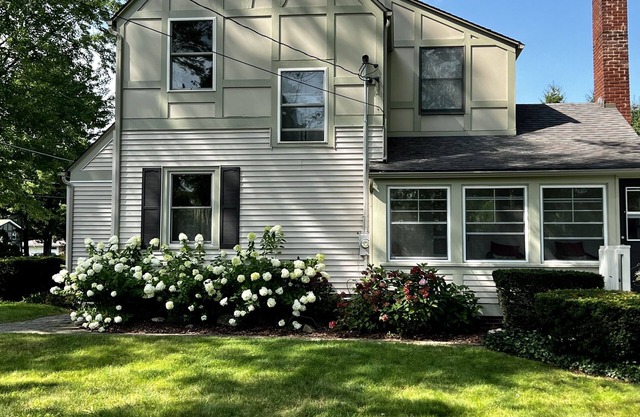 Dog-friendly farmhouse close to Virtue Cider, wineries & u-pick orchards!