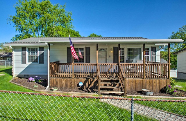 Dog-Friendly Fayetteville Home w/Hot Tub!