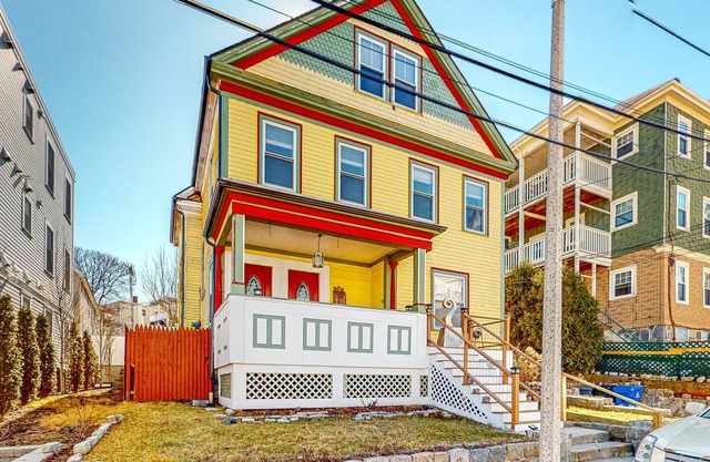 Dog-friendly, genuine 1892 Victorian getaway with loft, near the Bay