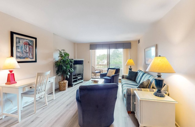 Dog-friendly Harbour Town getaway w/ a furnished balcony & on-site golf