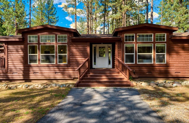 Dog-friendly home on 200 acres with great deck, fishing ponds & river access