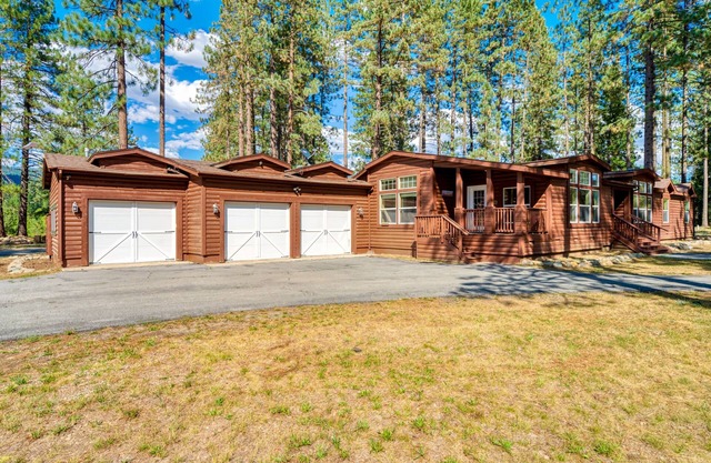 Dog-friendly home on 200 acres with great deck, fishing ponds & river access