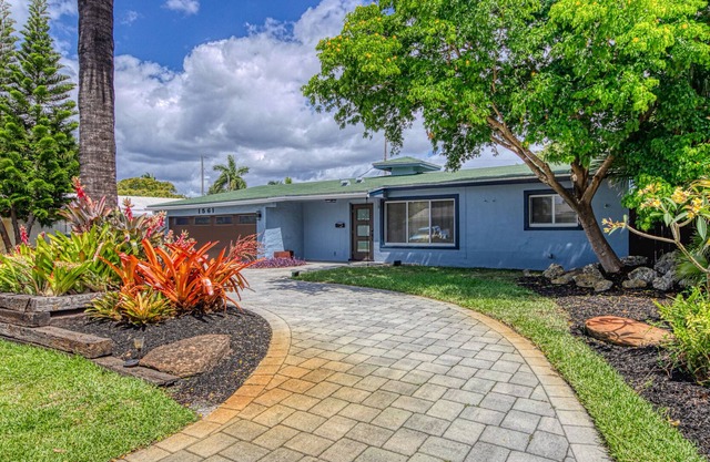 Dog-friendly home near the ocean with pool, central AC & washer/dryer