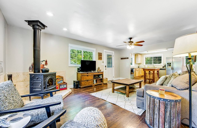 Dog-Friendly Home w/2 Decks, WiFi & W/D - Near Vineyards & Russian River