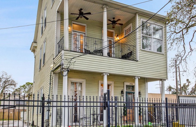 Dog-friendly home with fast WiFi, central air conditioning & washer/dryer