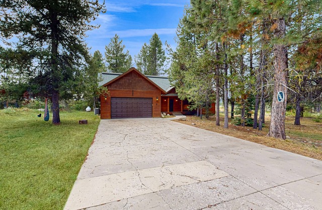 Dog-friendly home with central AC, fireplace, deck, grill, firepit, W/D, & WiFi