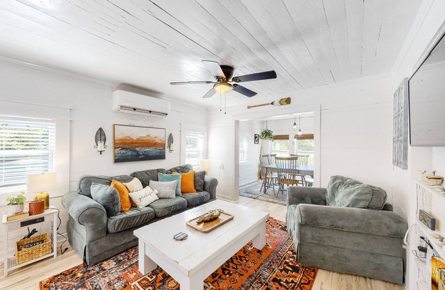 Dog-friendly home with washer/dryer & free WiFi - 3 miles from beach access