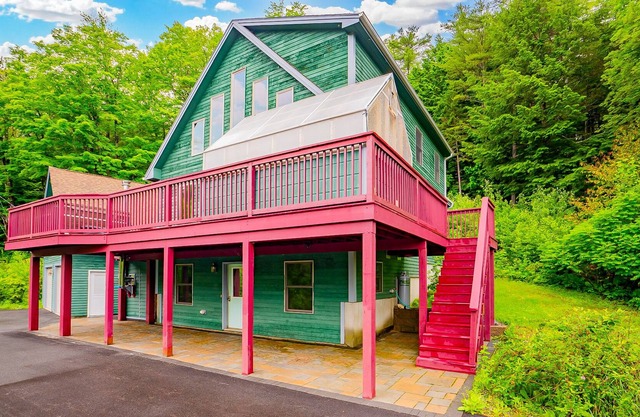 Dog-friendly house among the trees near skiing with wood stove & washer/dryer