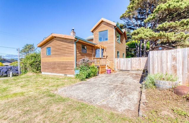 Dog-friendly house near beach w/hot tub, fireplace, enclosed yard, full kitchen