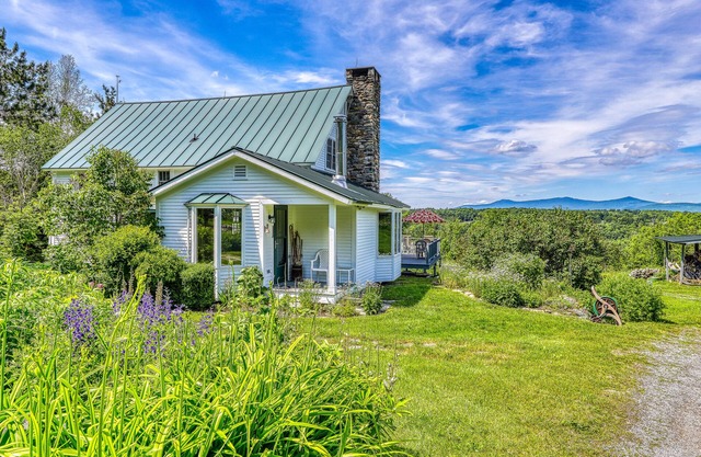 Dog-friendly house with picturesque mountain view & near skiing - close to Okemo