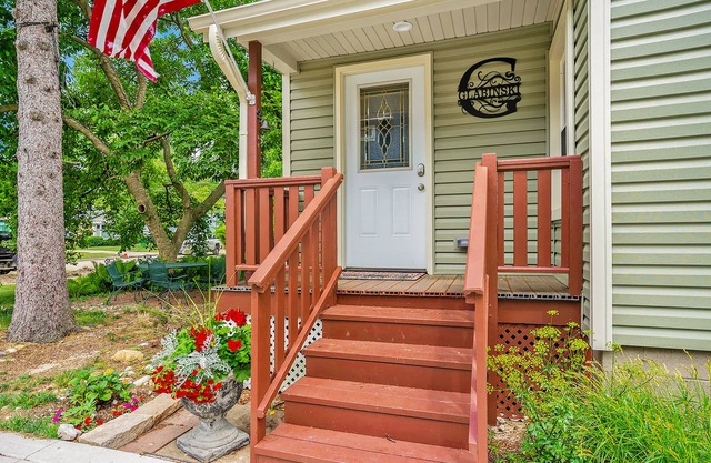 Dog-friendly house with private washer/dryer, Pack 'n Play, gas grill