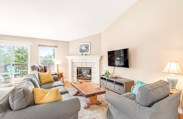 Dog friendly house w/spacious deck, gas grill, near Manzanita and the ocean