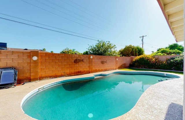 Dog-friendly house with retro feel, pool, fireplace & patio - snowbirds welcome