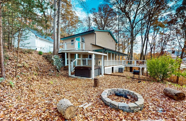 Dog Friendly lake cabin w/free attraction tickets, hot tub, fire pit, & decks