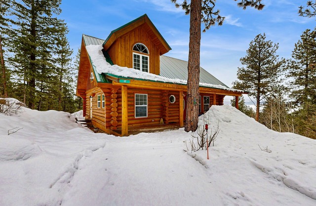 Dog-Friendly Lake-View Cabin with Deck, Firepit & Pool Table