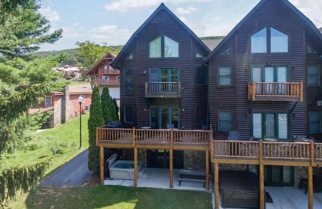 Dog Friendly Lakefront Bliss: Hot Tub, Views & Fun
