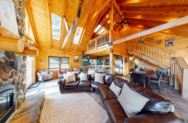 Dog-Friendly Little Bears Cabin w/Amazing Mountain Views, Free WiFi, Private W/D