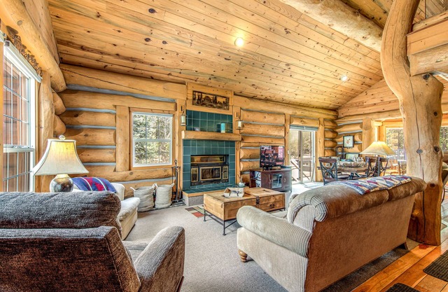 Dog-friendly log cabin w/a private hot tub, firepit & room for the whole group