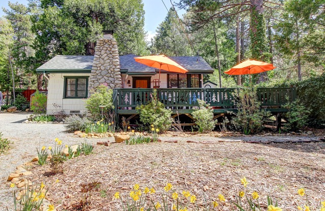 Dog-friendly mountain retreat with private hot tub & well-appointed deck