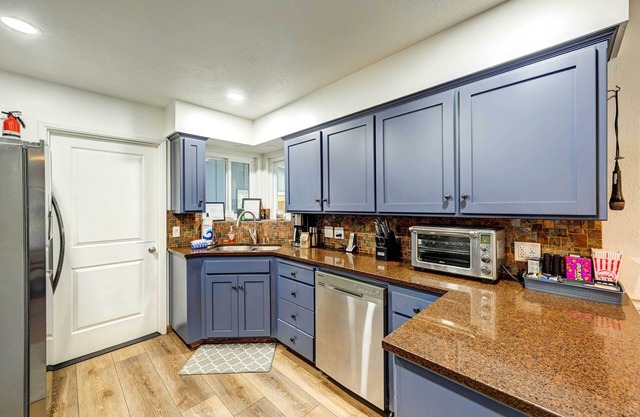 Dog-friendly Oakhurst Home: Walk to Downtown!