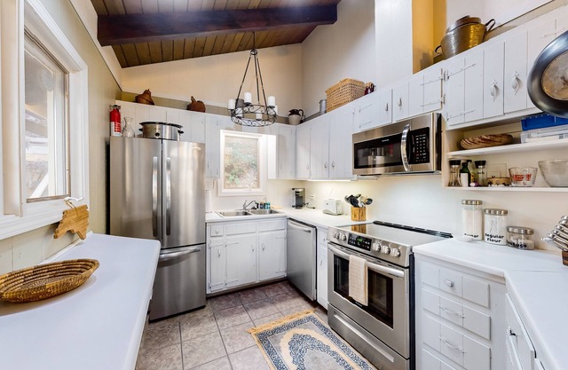 Dog-Friendly Oasis - Private Hot Tub, Game Room, AC, Pool Table, & Fireplace