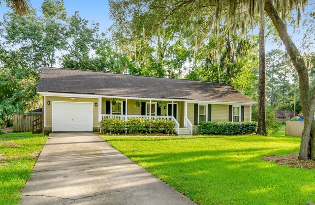 Dog-friendly oasis with large yard, deck, fast WiFi, grill & central AC