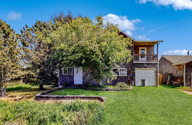 Dog-friendly peaceful sanctuary with private hot tub, foosball, fireplace, W/D
