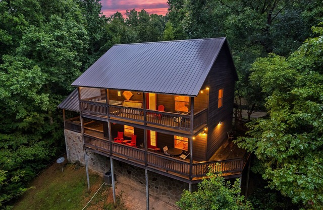 Dog Friendly-Private-Hot Tub-Pool Table-Treetop View-King Bed-FP-Easy Drive