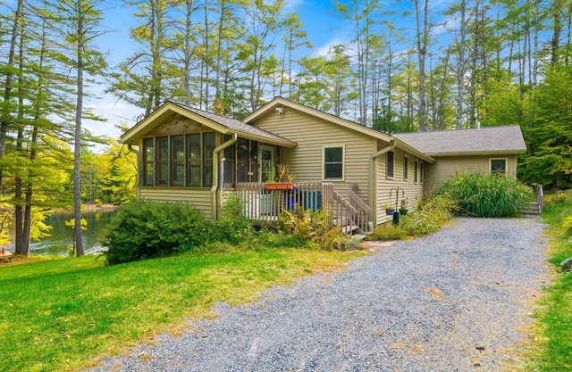 Dog-friendly riverfront house on 3 acres with private dock & deck - near skiing