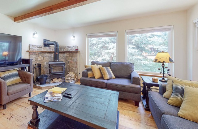 Dog-friendly riverfront home with ping-pong, grill, EV charger, fast WiFi & W/D