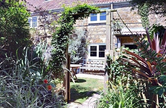 Dog friendly, rural location,on network of footpaths,close to country pub