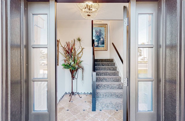 Dog-friendly stay with water views & French country-style - new renovations