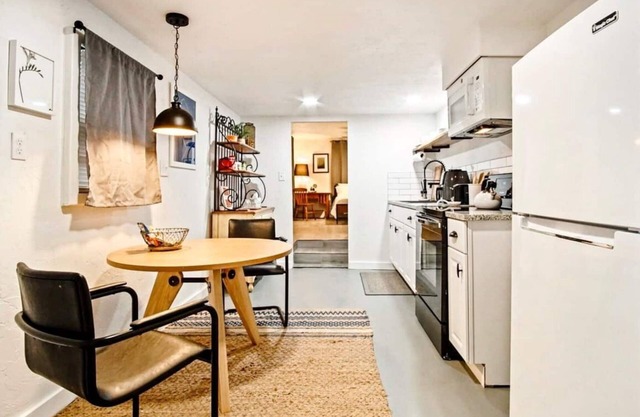 Dog Friendly Studio with Full Kitchen | $1700/month #C2