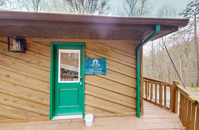 Dog-friendly studio on the lake with deck, gas grill, full kitchen