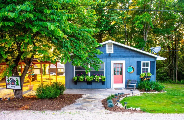 Dog Friendly Studio, Deck with Lake-view, Close to Eureka Springs, Free Wi-Fi