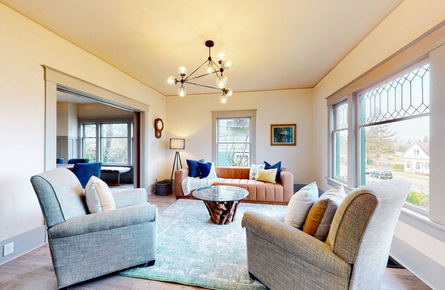 Dog-friendly turn-of-the-century home in Old Town near the Bay
