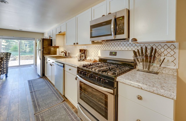 Dog-Friendly Twin Lake Rental 1 Mi to Lake Access