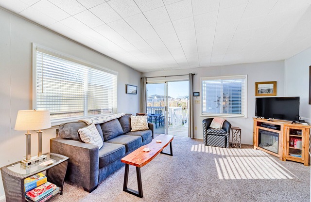 Dog-friendly, Waterfront Cottage w/a Private Deck Overlooking the Canal