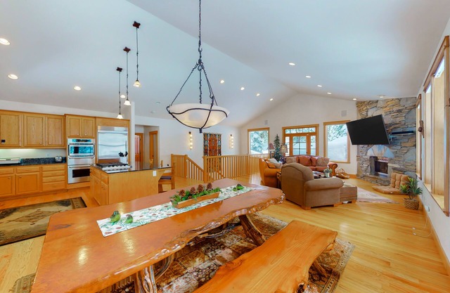 Dog-friendly wilderness retreat with hot tub, grill, two fireplaces & W/D
