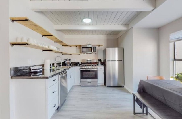 ⟫ Dog Run & Courtyard 2 Bedroom Apt w/King Bed W&D