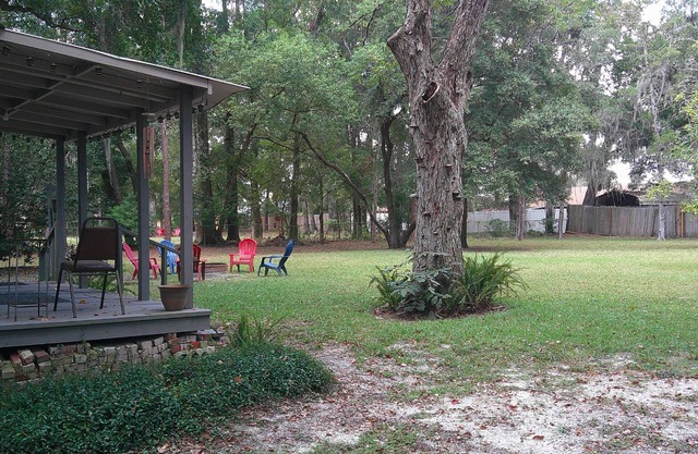 Dogs Give us 5 Stars! Rustic Home, HUGE Woodsy & Fenced Yard, Firepit, Close to Dining/Shops