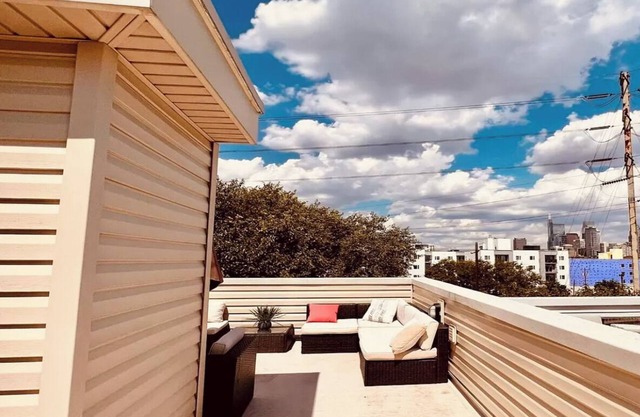 "Dogs Ok! Chic Home, Stunning Roof Deck/Skyline Views, Near Hospitals+Colleges!"