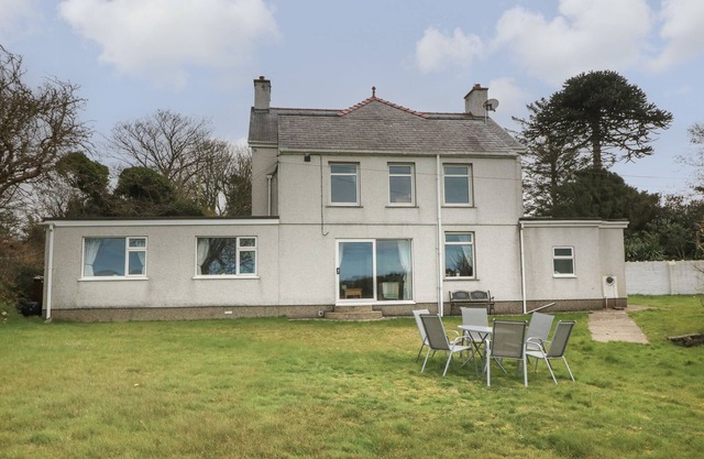 DOLAFON, pet friendly, country holiday cottage in Morfa Nefyn