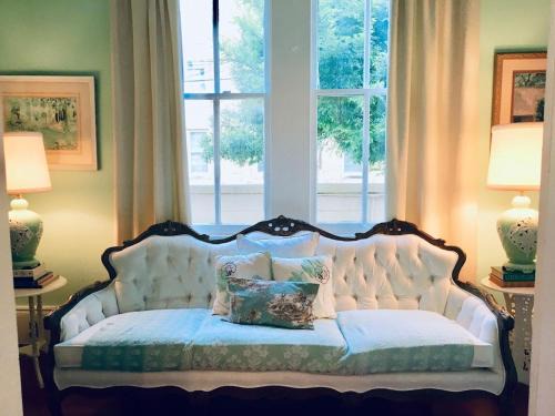 DOLLHOUSE, HUGE 6 BR, French Quarter, STREETCAR sleeps 14!