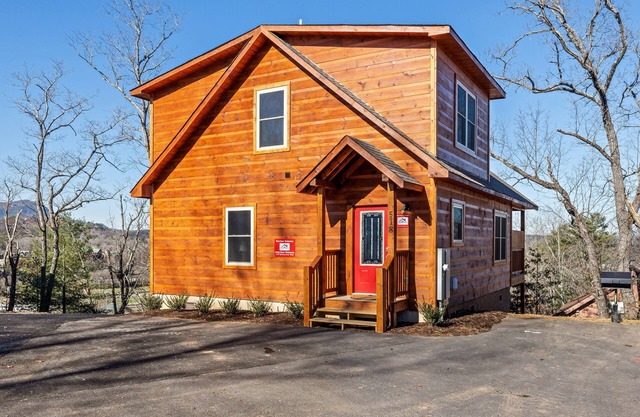 Dolly Bear Hideaway is a beautiful log cabin located less than a mile from the Pigeon Forge strip!